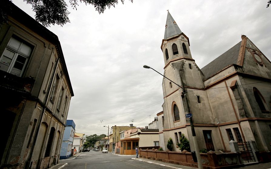 Rua e igreja da Vila Maria Zélia